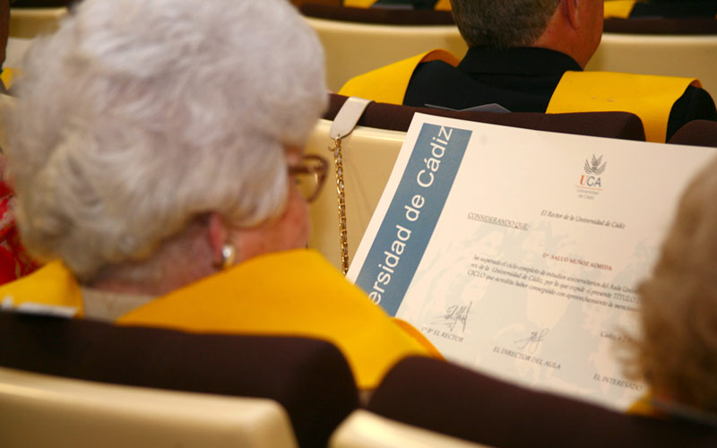 Un total de 328 estudiantes ‘veteranos’ celebran en Cádiz y Jerez su graduación