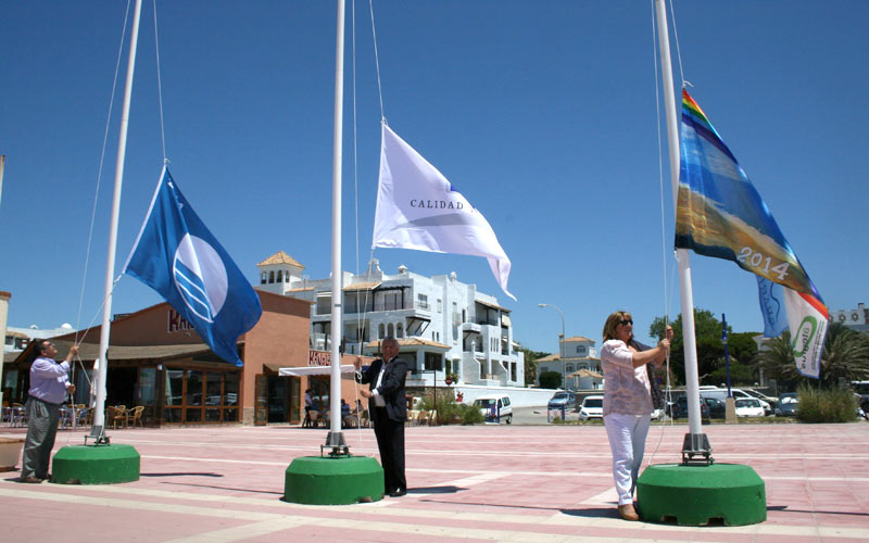 Las playas de La Barrosa y Sancti Petri ya lucen los diferentes galardones que “certifican y garantizan su calidad”