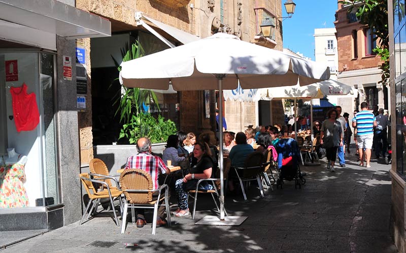 ‘Histórico’ descenso del paro en junio en Cádiz: las oficinas del SAE pierden 6.287 inscritos, casi 4.000 del sector servicios
