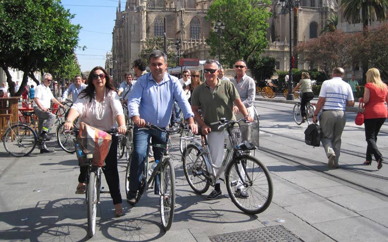 Una comitiva gaditana conoce de primera mano las bondades del carril bici implantado con éxito en Sevilla