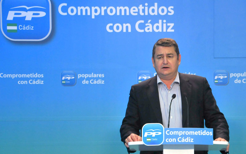 Sanz (PP) coincide con Rajoy en imponer la elección directa de los alcaldes; el PSOE cree que “bordea el ridículo” con esta “trampa”
