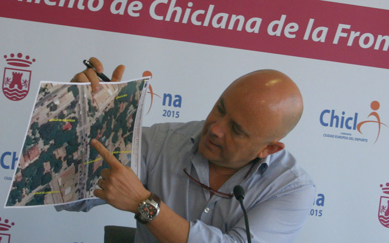 Chiclana confía su “mejor verano” al repintado y renovación de la señalización horizontal y vertical en la Costa