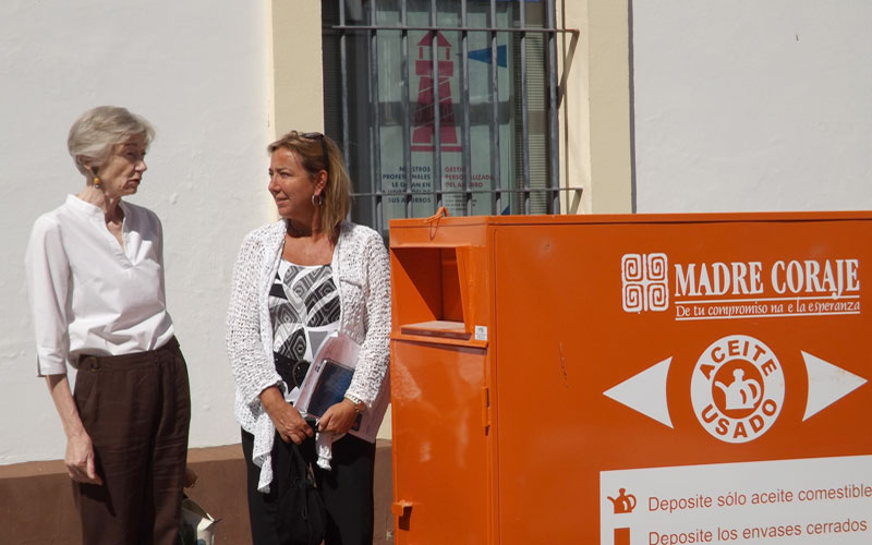 El Puerto contará con más contenedores para el reciclaje del aceite usado, gracias a un acuerdo entre Madre Coraje y Urbaser
