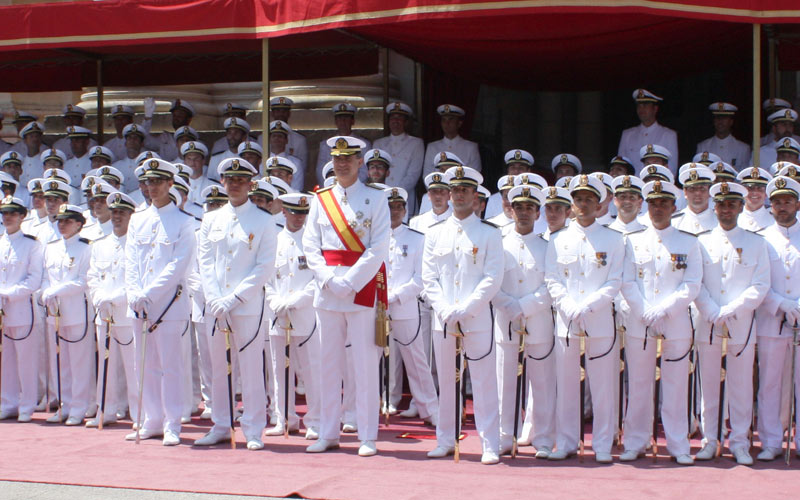 El nuevo rey preside en San Fernando la entrega de despachos en la Escuela de Suboficiales de la Armada