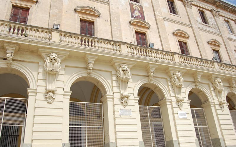 Cavada (PSOE) insta al alcalde isleño a concretar e iniciar de una vez el proyecto de rehabilitación del Ayuntamiento