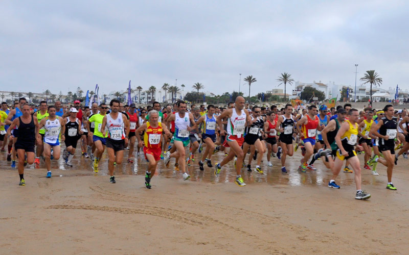 Hidalgo y Chaves ganan la III Carrera Popular Playa de La Barrosa, que reúne más de 700 participantes