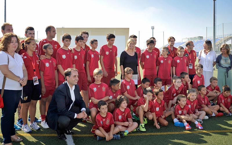 Más de un centenar de niños juegan y aprenden estos días en Jerez en el campus de fútbol de la RFEF