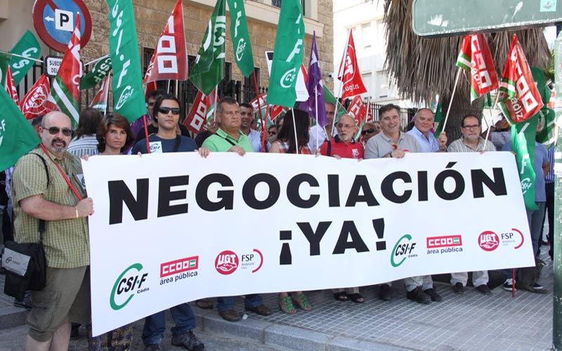 Empleados de la administración se concentran por sus condiciones laborales y el mantenimiento de servicios públicos de calidad
