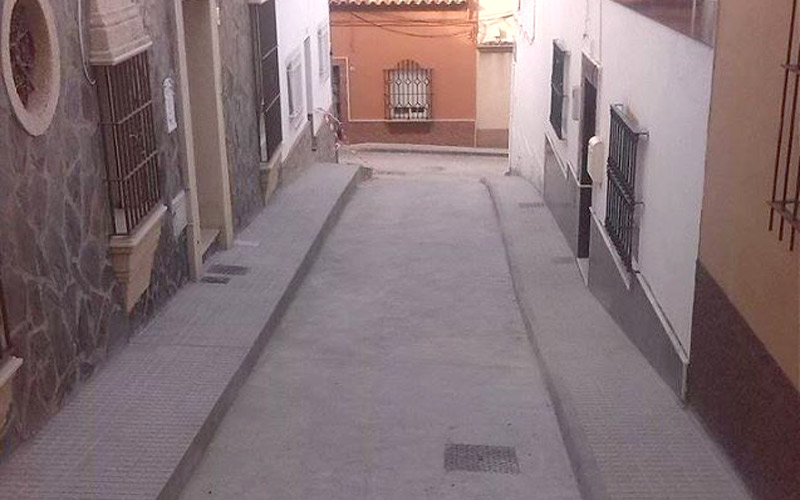 Vías y Obras adecenta la calle Juan Ramón Jiménez y ultima la plaza José Redondo