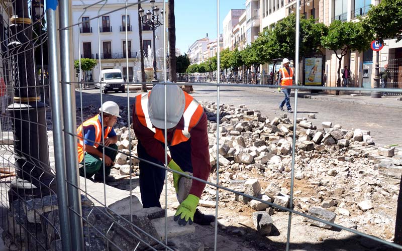 Las céntricas calles Larga y Honda reabren tras las obras de reparación y refuerzo del adoquinado