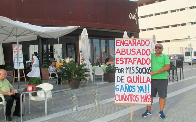 “Engañado y estafado” por sus socios, y familiares, del bar Quilla, protesta cada día en La Caleta exigiendo “salir” del negocio