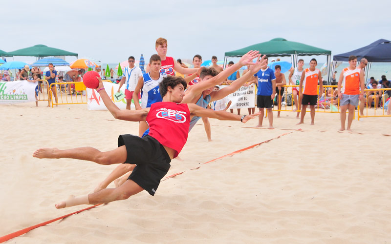La Victoria es sede este fin de semana del Trofeo Ramón de Carranza de Balonmano Playa, que disputan más de 100 equipos