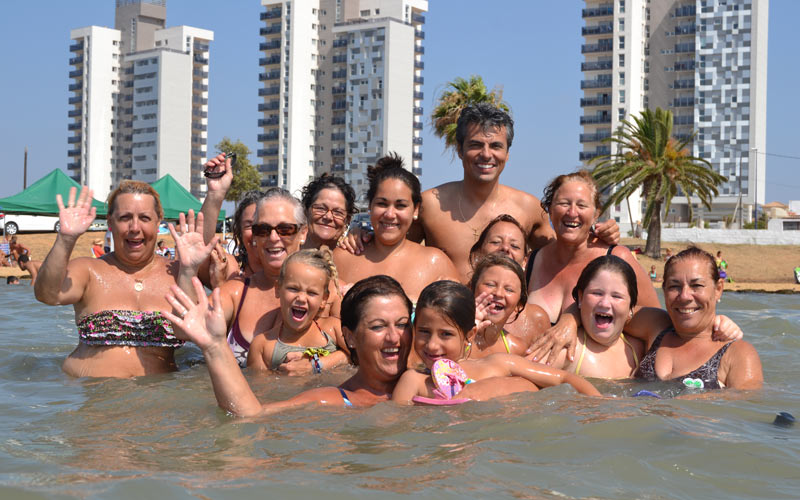 Vecinos y militantes andalucistas limpian juntos el entorno de la playa de la Casería en un domingo de convivencia
