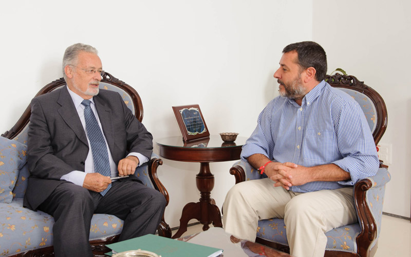 El Defensor del Pueblo Andaluz y el alcalde portuense abordan la situación de la barriada de José Antonio
