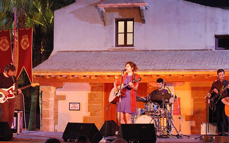 Cantante diferente con un público indiferente