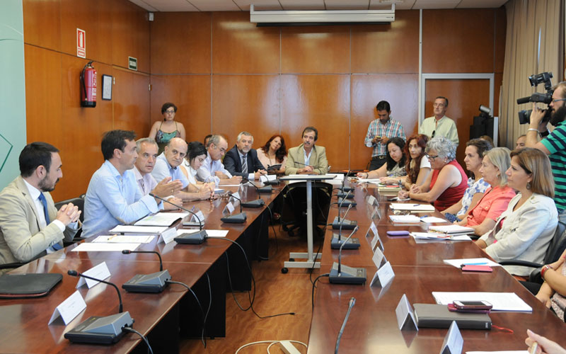 Los ayuntamientos gaditanos contratarán entre 1.200 y 1.600 parados mayores de 30 años a partir del último plan de la Junta