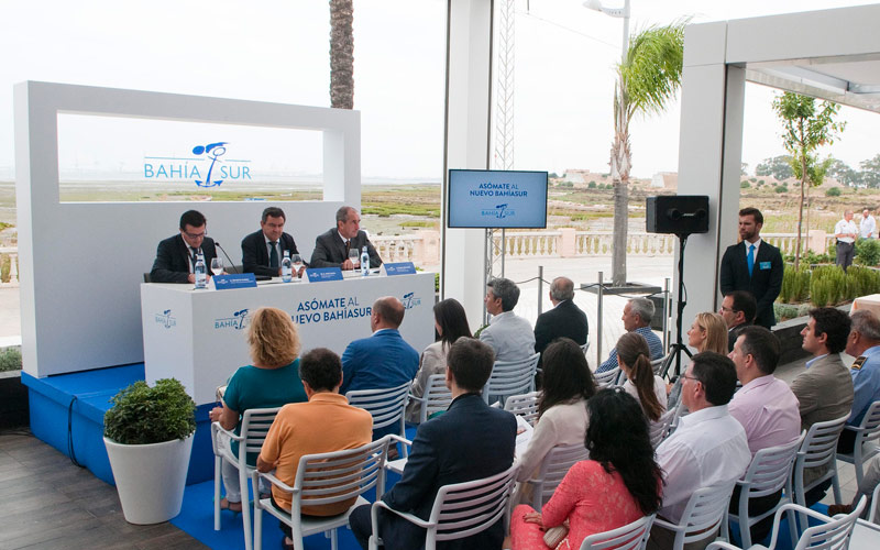 El centro comercial Bahía Sur busca más visitas “transformando” su zona de restauración en una “gran terraza abierta a la Bahía” 