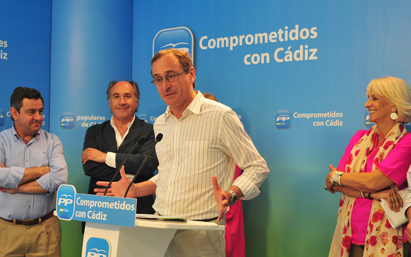 El portavoz del PP en el Congreso se rodea de los ‘suyos’ en Cádiz para machacar con el discurso triunfalista del Gobierno de Rajoy