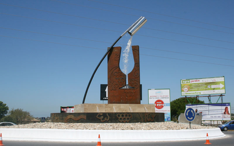 Chiclana homenajea a la vitivinicultura local con un monumento en la concurrida glorieta de El Florín
