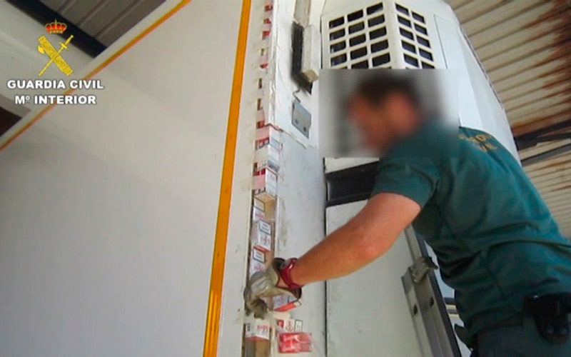 Descubierto un camión en el muelle de Cádiz con más de 46.000 cajetillas de tabaco de contrabando bien ocultas