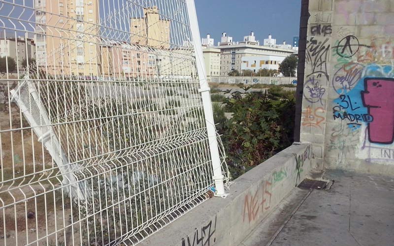 Fuerzan otra vez el cerramiento metálico del skate park y roban en el complejo deportivo Puntales-La Paz
