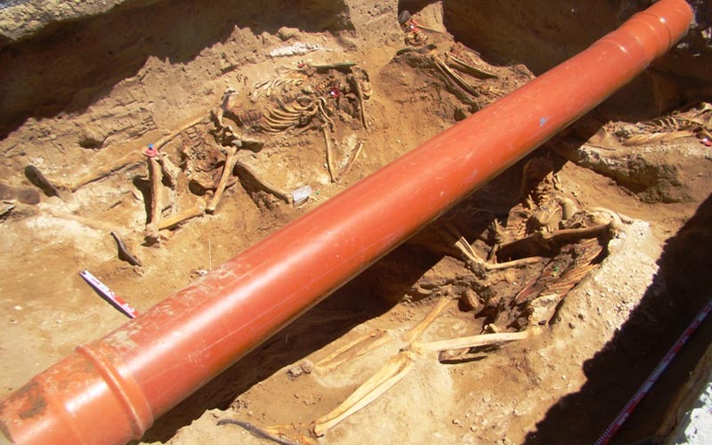 Ya se han localizado nueve cuerpos de fusilados del franquismo en la excavación de la fosa común del cementerio de Puerto Real