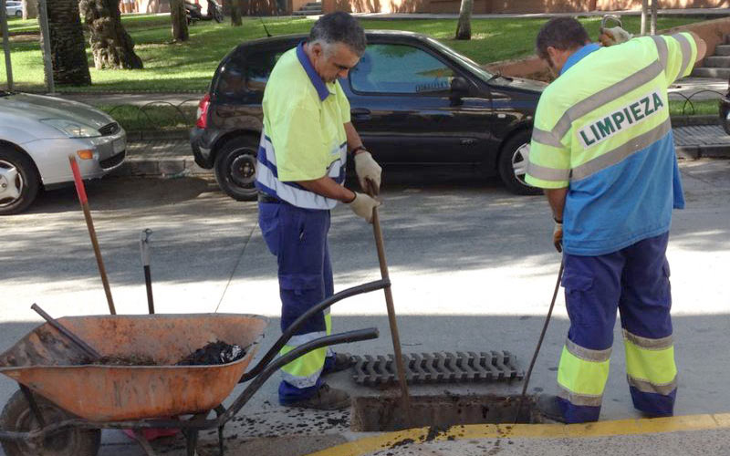 Comienza la limpieza de los más de 9.000 imbornales de Chiclana de cara al otoño