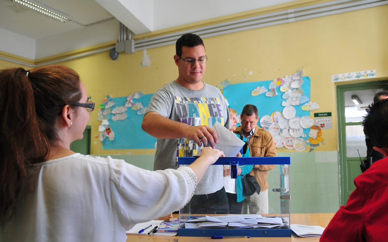 Sanz (PP) defiende ahora imponer que gobierne la lista más votada y olvida sus pactos pasados para impedir alcaldías del PSOE