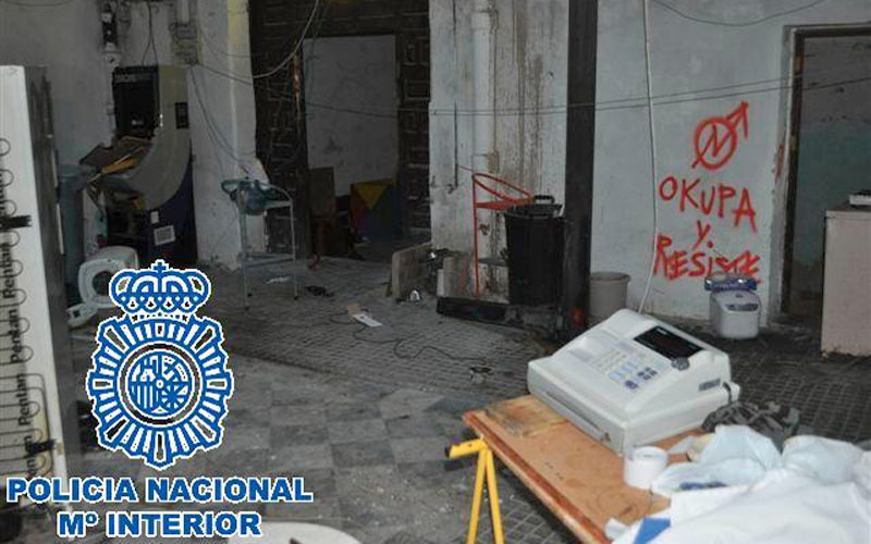 Esclarecidos los dos robos seguidos en un establecimiento de Isabel la Católica con la detención de los autores