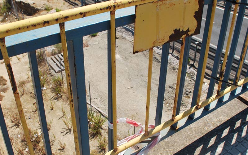 El PSOE “alarmado” pide una “actuación urgente” ante la falta de barrotes en la barandilla del puente de la Casería