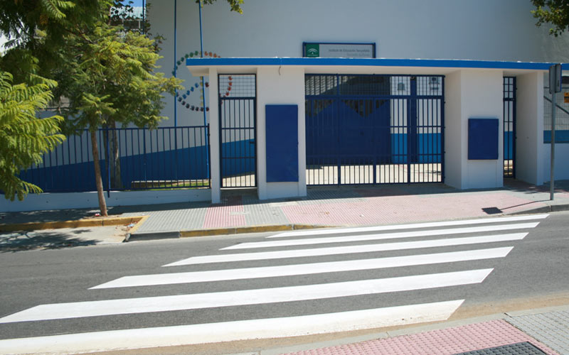 Los trabajos de repintado de los pasos de peatones aledaños a los centros escolares se extenderán hasta el 7 de septiembre