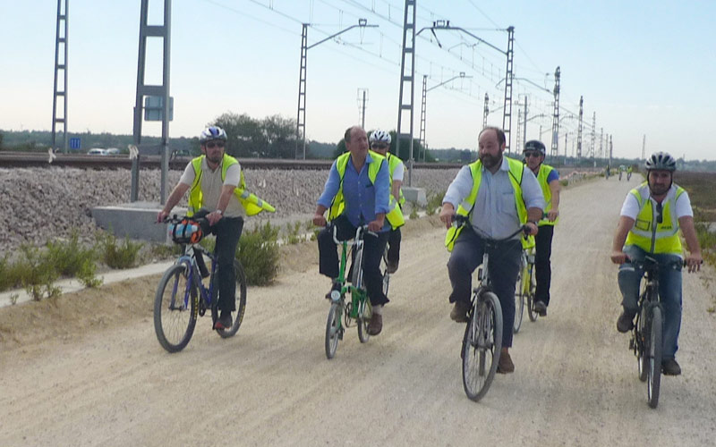 Cargos de la consejería de Fomento supervisan en bici las obras del tranvía metropolitano entre Chiclana y San Fernando