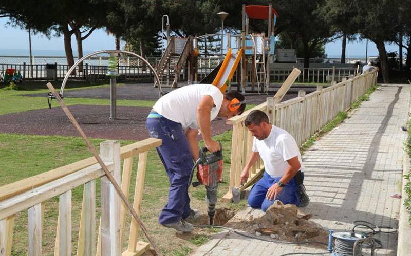 El Ayuntamiento ‘repara’ el parque infantil La Miga y hace una llamada al “civismo”