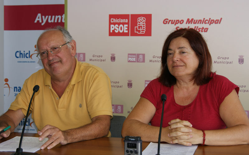 Los socialistas ‘sospechan’ que Marín “vive en otro lugar distinto al que vivimos el resto de los chiclaneros”