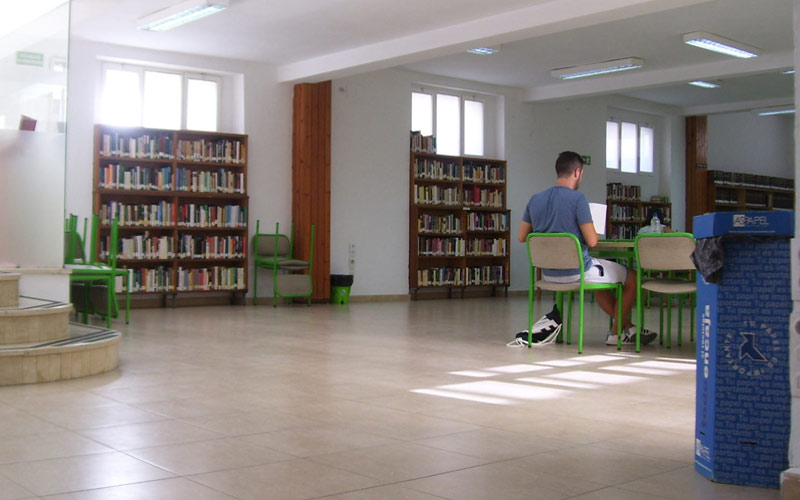 ¿Dónde están las mesas de la biblioteca?
