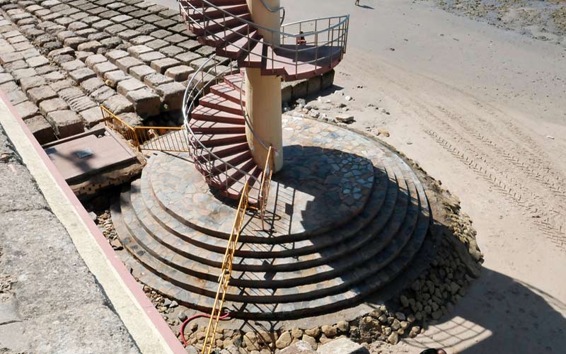 Cerrada la escalera de caracol de la playa por “seguridad” ante la importante pérdida de arena en la zona