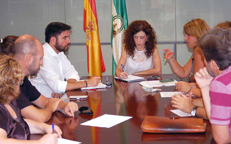 Los trabajadores sociales del Ayuntamiento despedidos entregan a Alconchel las más de 4.000 firmas de apoyo a su reivindicación