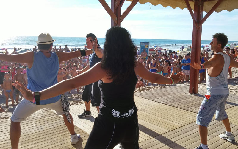 Unas 5.000 personas disfrutan de las actividades programadas para celebrar los 25 años de la playa de Camposoto sin militares