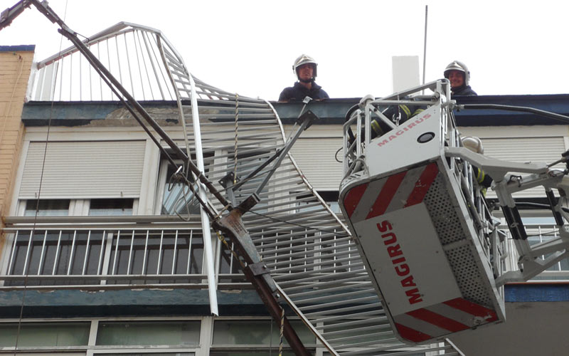 El arnés de seguridad salva a dos obreros al descolgarse la estructura en la que trabajaban en una fachada de Muñoz Arenillas