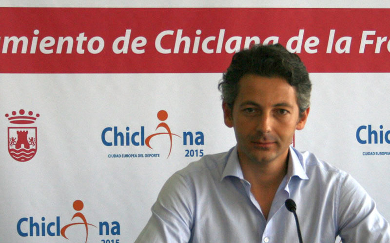 Núñez intenta calmar los ánimos asegurando que junto a la nueva sede de Servicios Sociales habrá una “zona de esparcimiento”