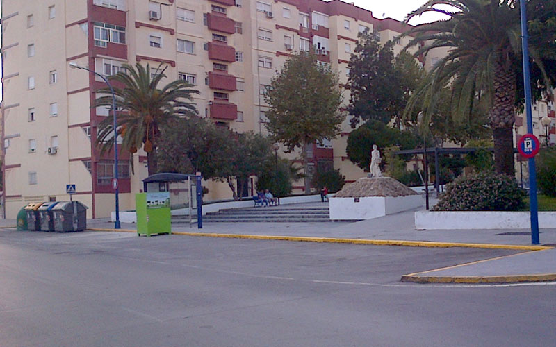 Reubicada la parada del autobús a Cádiz de la avenida de La Marina en San Onofre y se ‘ganan’ 15 plazas de aparcamiento en la zona