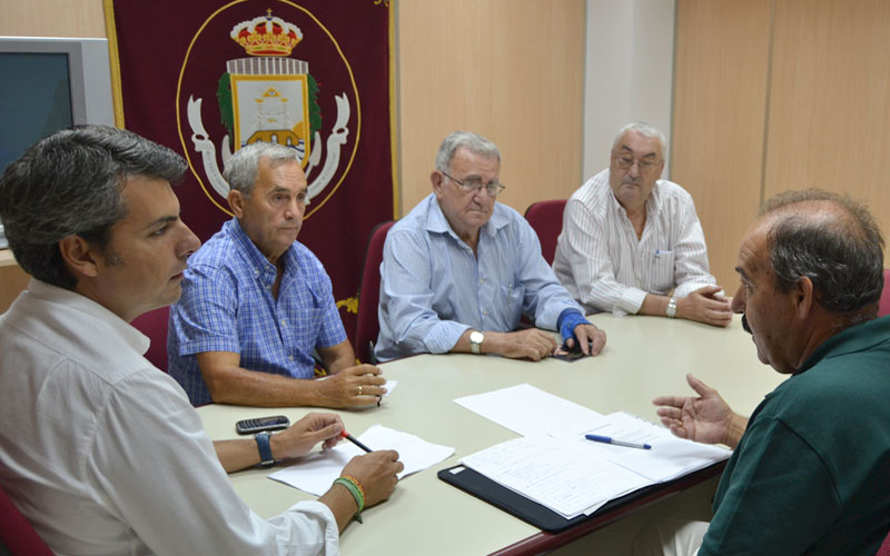 Isla de León y Ayuntamiento reforzarán sus acciones para concienciar a los vecinos para mantener limpia la ciudad