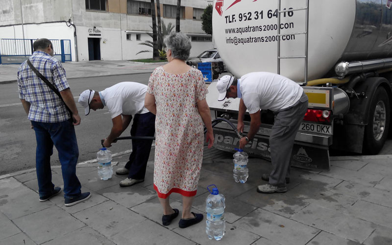 Aguas de Cádiz limpia la red de abastecimiento de Loreto pero debe esperar tres días de análisis negativos para la normalidad