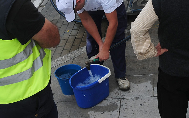 Cuarta jornada sin agua en Loreto y se busca el problema; los 13.000 afectados no pagarán a Aguas de Cádiz por estos días