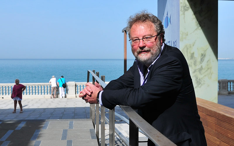 John Carlin reflexiona en Cádiz sobre Cádiz: “un lugar donde a lo largo de los siglos su gente ha aprendido el arte de saber vivir”