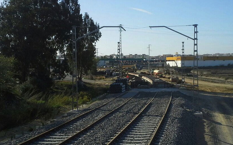 Ya están instaladas el 60% de las vías del trazado urbano del tranvía de la Bahía de Cádiz a su paso por Chiclana 