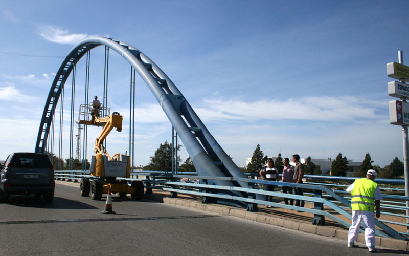 Una mano de pintura al puente del Séptimo Centenario