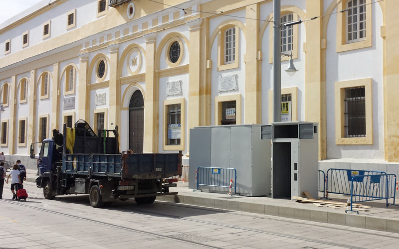 Exigen al Ayuntamiento que reclame a la Junta la retirada “inmediata” del ‘armario’ del tranvía frente a la Compañía de María