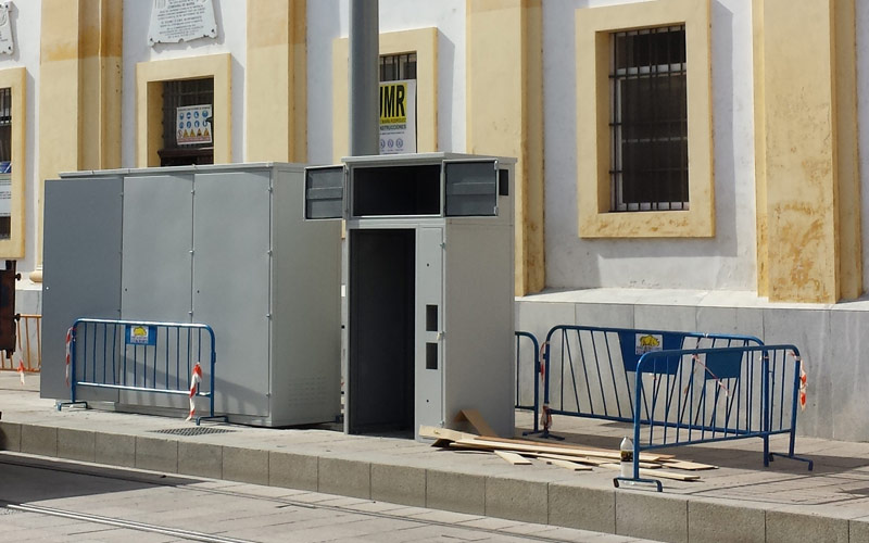 El Ayuntamiento reconoce que no sabía nada de los armarios del tranvía en la Compañía de María y ordena que se pare su montaje
