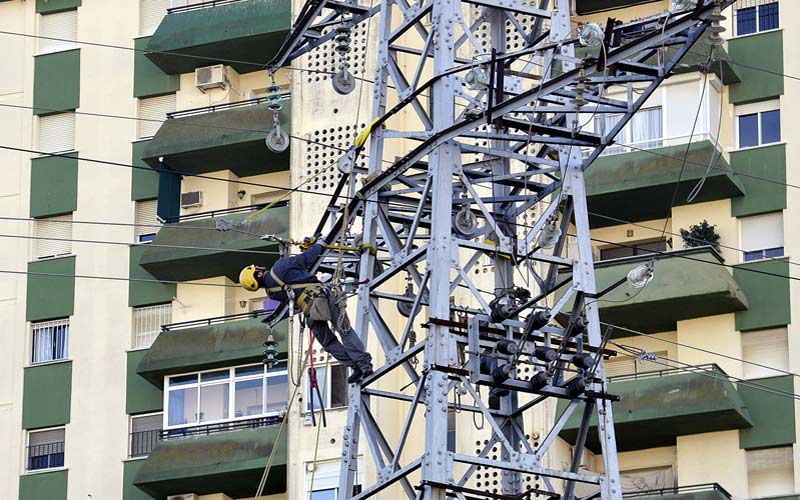 Endesa comienza el desmontaje del cableado tras el soterramiento de las líneas eléctricas en la zona de Parque Atlántico y Retiro